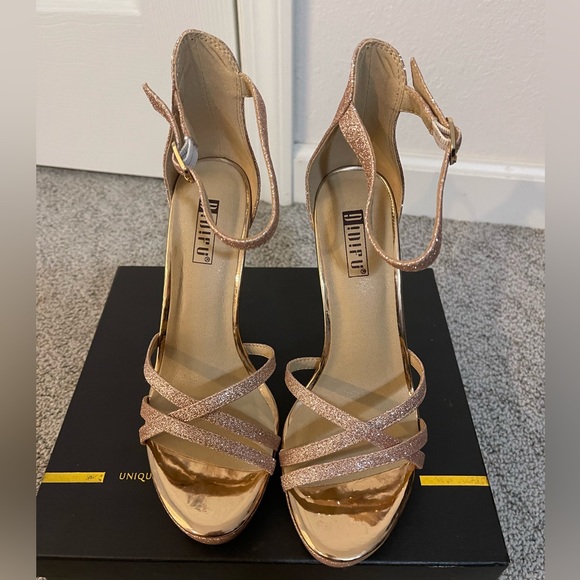 Women’s Heels - Picture 2 of 5